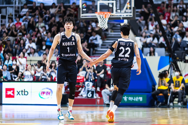 대표팀 이현중(왼쪽)과 여준석이 지난달 31일 사우디와의 2027 FIBA 월드컵 아시아 예선 2라운드 중 하이파이브하고 있다.사진=FIBA