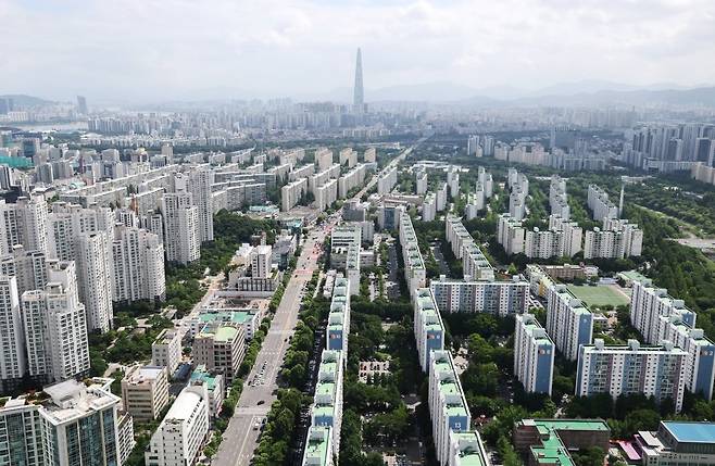 재건축을 앞두고 있는 아파트 단지를 포함한 서울 강남 일대 전경.  /연합뉴스