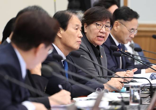 정은경 보건복지부 장관이 1일 청와대에서 열린 이재명 대통령 주재 국무회의에서 발언하고 있다. [연합뉴스]