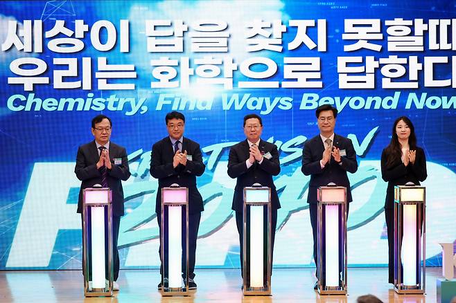 신석민(왼쪽 세번째) 한국화학연구원장과 김영식(왼쪽 네번째) 국가과학기술연구회 이사장 등이 ‘2040 비전’ 발표 세리머니를 하고 있다.[한국화학연구원 제공]