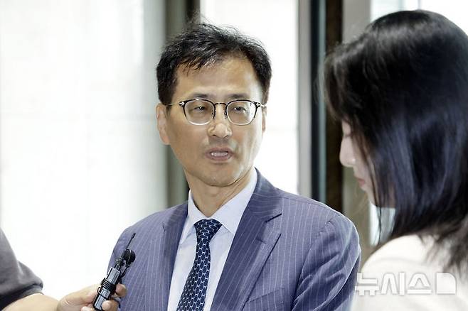 [서울=뉴시스] 최동준 기자 = 6·3 지방선거 투표용지 부족 사태 등 국민참정권 침해 의혹을 수사하는 이태한 특별검사와 함께할 특별검사보(특검보) 5명이 임명됐다. 사진은 지난달 25일 취재진 질문에 답하는 이태한 특검. 2026.09.01. photocdj@newsis.com