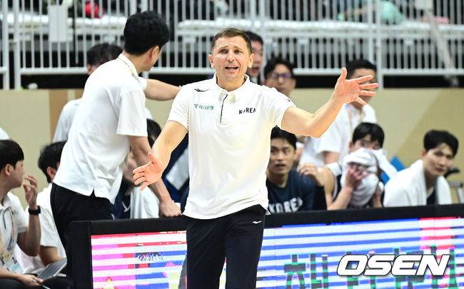 [OSEN=수원, 최규한 기자] 대한민국 남자농구 대표팀이 31일 오후 경기도 수원 KT 소닉붐 아레나에서 ‘2027 FIBA 농구 월드컵 아시아 예선’&nbsp;F조 윈도우4 사우디아라비아와 맞대결을 펼쳤다.이번 월드컵 예선에서 3승 4패를 기록 중인 한국은 남은 경기에서 최대한 승수를 챙겨야 월드컵 본선 티켓을 따낼 수 있는 힘든 상황에 놓였다.3쿼터, 한국 니콜라이스 마줄스 감독이 작전 지시를 내리고 있다. 2026.08.31 / dreamer@osen.co.kr
