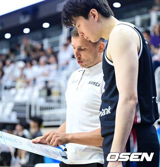[OSEN=수원, 최규한 기자] 대한민국 남자농구 대표팀이 31일 오후 경기도 수원 KT 소닉붐 아레나에서 ‘2027 FIBA 농구 월드컵 아시아 예선’&nbsp;F조 윈도우4 사우디아라비아와 맞대결을 펼쳤다.이번 월드컵 예선에서 3승 4패를 기록 중인 한국은 남은 경기에서 최대한 승수를 챙겨야 월드컵 본선 티켓을 따낼 수 있는 힘든 상황에 놓였다.경기를 앞두고 한국 니콜라이스 마줄스 감독이 이현중에게 작전 지시를 내리고 있다. 2026.08.31 / dreamer@osen.co.kr