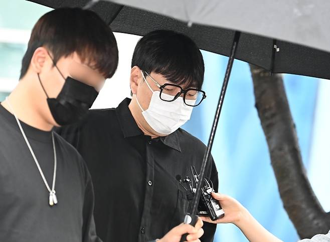 상습 불법도박과 음주운전 혐의를 받는 코미디언 이진호가 1일 경기 여주시 수원지법 여주지원에서 열린 선고공판을 마친 뒤 법원을 나서고 있다. 2026.9.1 뉴시스