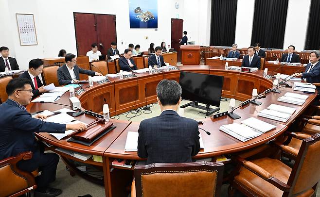이양수 국회 정보위원회 위원장이 1일 서울 여의도 국회에서 열린 정보위원회 전체회의를 주재하고 있다. ⓒ국회사진기자단