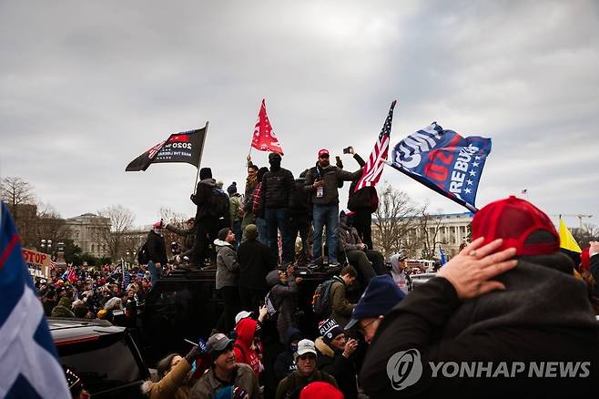 미 의사당 점령한 트럼프 지지 시위대 [AFP=연합뉴스]