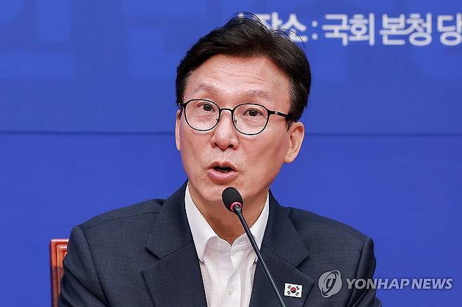민주당 메가성장 특위 1차 회의 참석한 김민석 대표 (서울=연합뉴스) 신현우 기자 = 더불어민주당 메가프로젝트 및 지방성장 특별위원장인 김민석 대표가 31일 국회에서 열린 특위 제1차 회의에 참석해 발언하고 있다. 2026.8.31 nowwego@yna.co.kr
