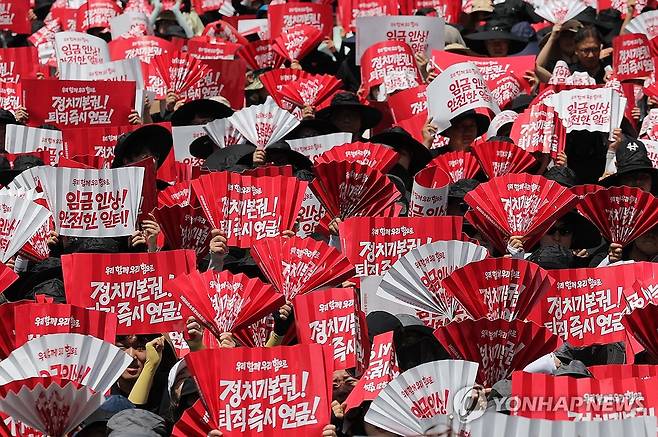 전국공무원노동조합, 공무원·교사 노동자대회 (서울=연합뉴스) 류영석 기자 = 11일 서울 숭례문 앞 세종대로에서 열린 전국공무원노동조합 공무원·교사 노동자대회에서 참석자들이 구호를 외치고 있다. 2026.7.11 ondol@yna.co.kr