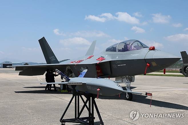 KF-21 양산2호기와 다목적무인기 실증기 공개 (서울=연합뉴스) 13일 경남 사천시 한국항공우주산업(KAI)에서 국산 초음속 전투기 KF-21 양산2호기와 다목적무인기 실증기가 공개되고 있다. 2026.5.14 [사진공동취재단] photo@yna.co.kr