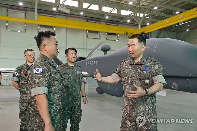 작전지도 하는 진영승 합참의장 (서울=연합뉴스) 진영승 합동참모본부 의장이 27일 공군 전투비행단을 방문해 중고도정찰무인항공기(MUAV)를 점검하며 작전지도를 하고 있다. 2026.8.27 [합동참모본부 제공. 재판매 및 DB 금지] photo@yna.co.kr