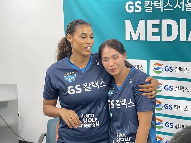 지젤 실바(왼쪽)와 타나차 쑥솟의 포옹 [촬영 이대호]