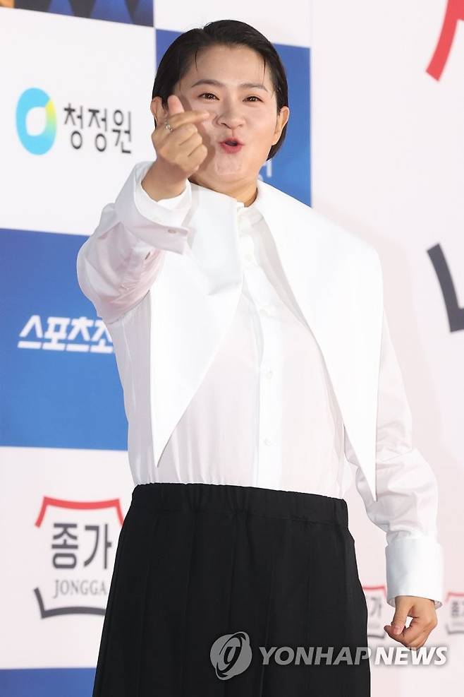 '엄지 척' 김신영 (서울=연합뉴스) 강민지 기자 = 방송인 김신영이 25일 오후 서울 여의도 KBS홀에서 열린 제43회 청룡영화상 시상식 레드카펫 행사에 참석하고 있다. 2022.11.25 mjkang@yna.co.kr