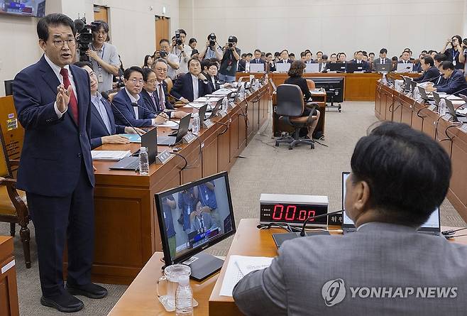 국회 재경위 개최 놓고 항의하는 국민의힘 (서울=연합뉴스) 황광모 기자 = 20일 국회에서 열린 재정경제기획위원회 전체 회의에서 국민의힘 배준영 간사(왼쪽)와 의원들이 위원장인 더불어민주당 조승래 의원에게 항의하고 있다.
    이날 재경위는 상임위 내 소위원회 배분과 전체 회의 개최를 놓고 여야가 대립하다 국민의힘이 의원들이 퇴장해 여당 주도로 진행됐다. 2026.8.20 hkmpooh@yna.co.kr