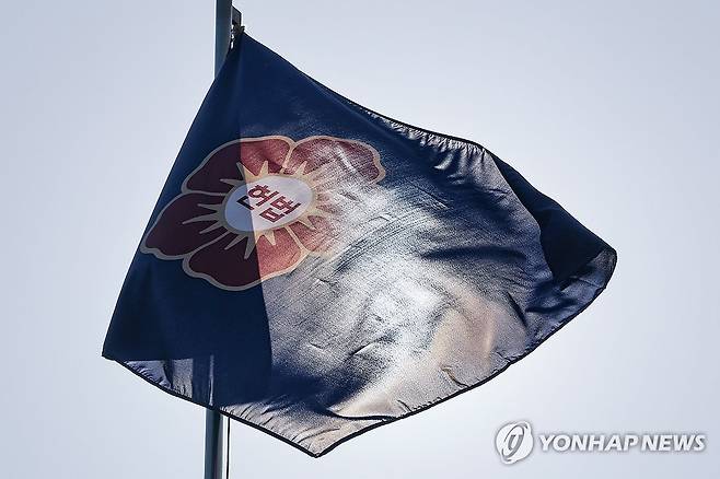 헌재 재판소원 사전심사 결과는? (서울=연합뉴스) 서대연 기자 = 재판소원을 도입한 헌법재판소가 이르면 이번주 그간 접수된 사건들의 사전심사 결과를 낼 것으로 보이는 가운데 23일 서울 종로구 헌법재판소에서 깃발이 바람에 날리고 있다.
    전날 법조계에 따르면 헌법재판관 3명으로 구성된 지정재판부는 금주 초 재판관 평의를 열고 일부 재판소원 사건의 본안 회부 또는 각하 여부를 결정할 예정이다. 2026.3.23 dwise@yna.co.kr