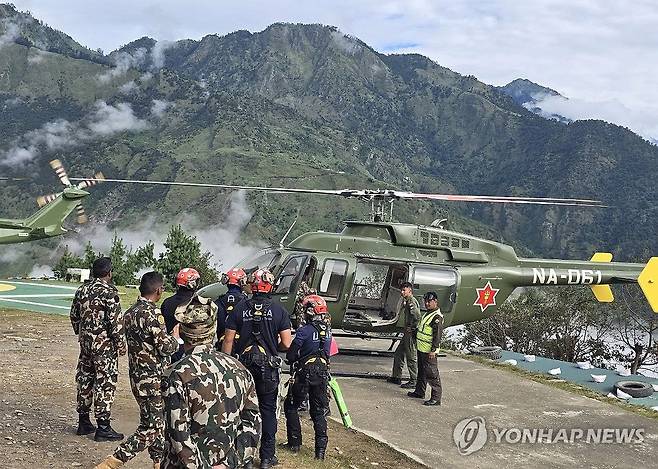 네팔군 헬기 탑승하는 정부 합동 신속대응팀 (라수와[네팔]=연합뉴스) 네팔 대규모 홍수로 연락이 두절된 한국인 9명을 수색하기 위해 파견된 정부 합동 신속대응팀 대원들이 1일(현지시간) 네팔 라수와 지역 둔체 군 헬기장에서 수색을 위해 네팔군 헬기에 탑승하고 있다. 2026.9.1 [외교부 제공. 재판매 및 DB 금지] photo@yna.co.kr