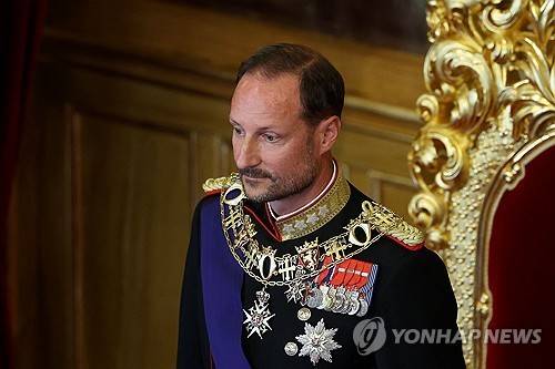 1일(현지시간) 노르웨이 의회에서 헌법 서약을 하고 왕위 승계를 공식화한 호콘 7세 [AFP 연합뉴스. 재판매 및 DB 금지]