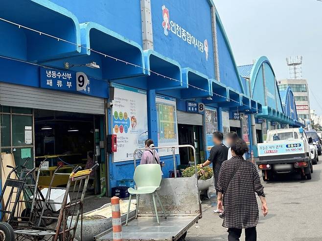 지난 8월28일 시민들이 인천 제물포구 인천종합어시장으로 들어서고 있다. /정혜리 기자 hye@incheonilbo.com
