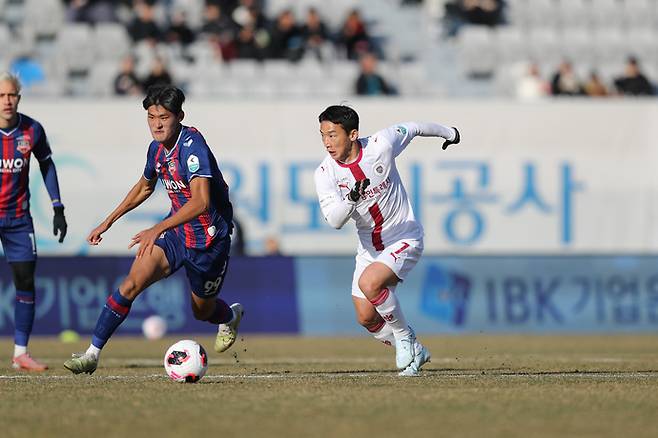 3월7일 수원종합운동장에서 열린 K리그2 2라운드 경기서 수원FC 하정우와 용인 김민우가 볼다툼을 하고 있다. 사진=한국프로축구연맹