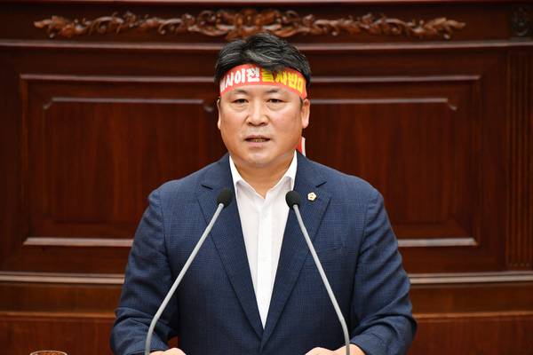 박동철 경남도의원이 2일 열린 도의회 제436회 정례회 2차 본회의에서 도정질문을 하고 있다. /경남도의회