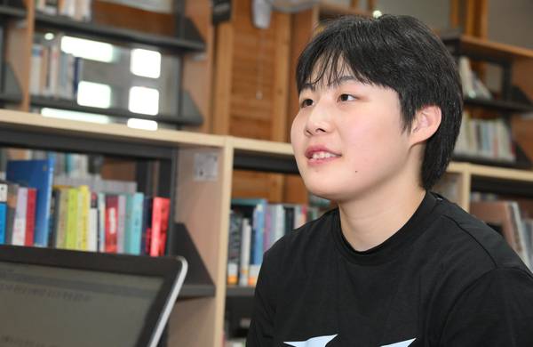 남해여중 유도 선수 윤은솔이 학교 도서관에서 <경남도민일보>와 인터뷰를 하고 있다. /김구연 기자