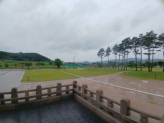 월정교에서 바라본 교촌마을 앞 문천 건너편 대지. 일제 때까지만 해도 교촌마을을 중심으로 사방 백 리에 걸쳐 최부잣집의 농지가 있었다. 최준은 백산무역을 살리기 위해 만석꾼 농지를 담보로 거액을 대출했다. /김종광 작가 제공
