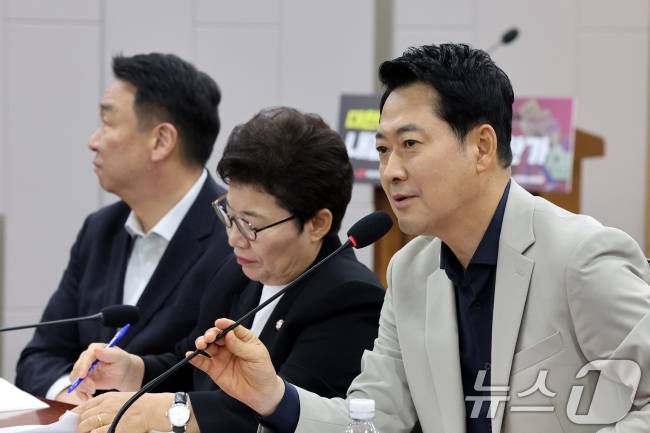 장동혁 국민의힘 대표가 2일 오전 서울 여의도 국회 의원회관에서 열린 '대한민국 청년 내집마련 가능한가 -청년이 묻고 전문가들이 답하다' 토론회에서 축사를 하고 있다. / 제공=뉴스1