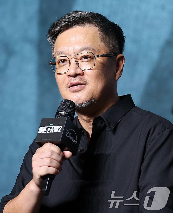 우민호 감독이 2일 서울 영등포구 콘래드서울호텔 그랜드볼룸에서 진행된 디즈니+ 오리지널 시리즈 '메이드 인 코리아2' 제작발표회에 참석해 취재진 질문에 답변하고 있다. '메이드 인 코리아2'는 10.26 사태에서 12.12 군사반란으로 이어지는 한국 근현대사의 굵직한 사건들을 기반으로 창작한 '팩션' 시대물로 오는 9일 공개한다. 2026.9.2 ⓒ 뉴스1 김진환 기자