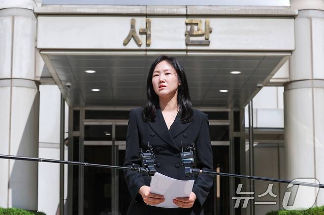 색동원 성폭력사건 피해자의 변호인인 고은영 변호사가 2일 오후 서울 서초구 중앙지방법원 앞에서 중증 발달장애인 거주시설 색동원 입소자들을 성폭행한 혐의로 재판에 넘겨진 시설장 김 모씨 1심 선고에 대한 입장을 발표하고 있다. ⓒ 뉴스1 안은나 기자