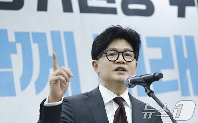 한동훈 무소속 의원이 2일 전남광주통합특별시 서구 홀리데이인 호텔에서 열린 김화진 국민의힘 전남광주통합특별시당 위원장 취임식에 참석해 축사를 하고 있다. 2026.9.2 ⓒ 뉴스1 김태성 기자