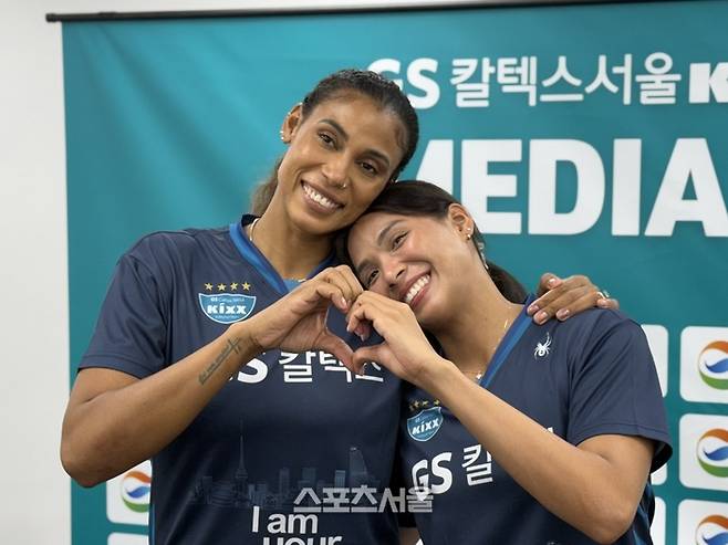 GS칼텍스와 실바(왼쪽)와 타나차의 하트. 청평 | 정다워 기자