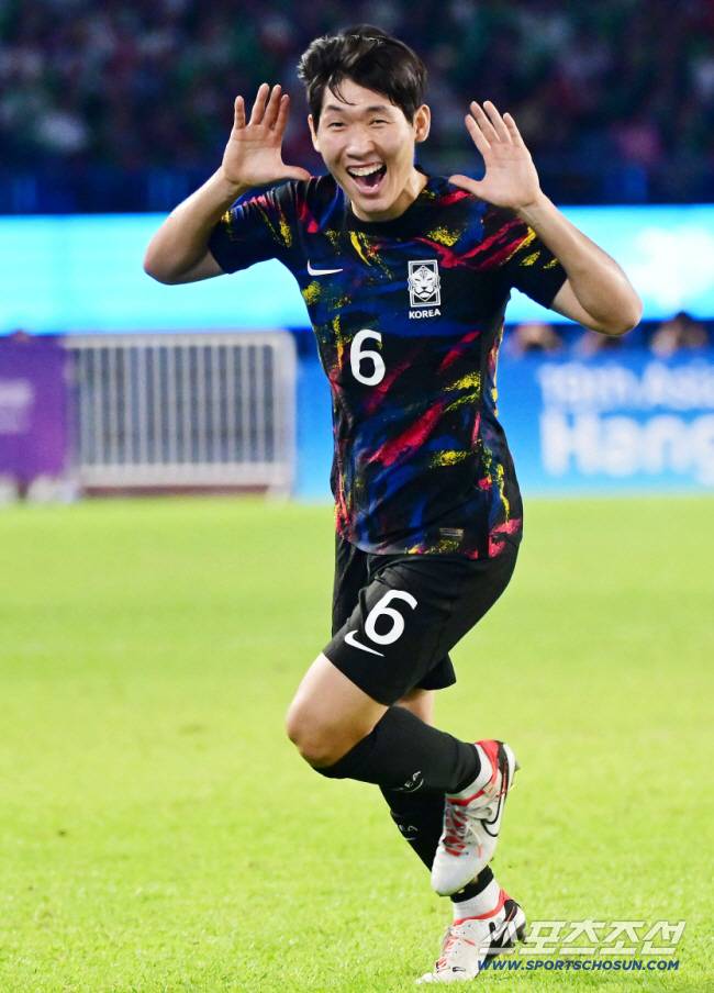 남자 축구대표팀이 1일 오후 중국 항저우 황룽스포츠센터에서 항저우아시안게임 중국과 8강 경기를 펼쳤다. 전반 홍현석이 선취골을 기록했다. 동료들과 함께 기뻐하는 홍현석. 항저우(중국)=송정헌 기자songs@sportschosun.com/2023.10.01/