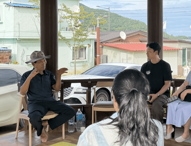 강대식 위도면 이장협의회장이 위도 방송 환경과 스카이라이프의 편의성에 대해 설명하고 있다.