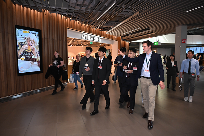 팀 로아스 스키폴공항 국제협력부장이 공항 취재진에게 시설 개선 사업 성과를 설명하고 있다. 암스테르담=공항사진기자단