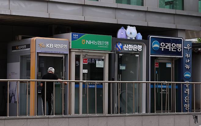 지난 6월 21일 서울 시내 주요은행의 현금자동입출금기. /뉴스1