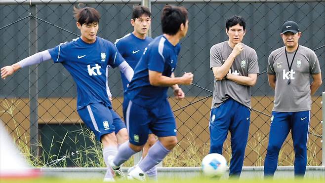 연합뉴스이민성(오른쪽) 아시안게임 남자 축구 대표팀 감독과 박충균 전력강화위원이 1일 천안 코리아풋볼파크에서 선수들의 훈련을 지켜보고 있다.