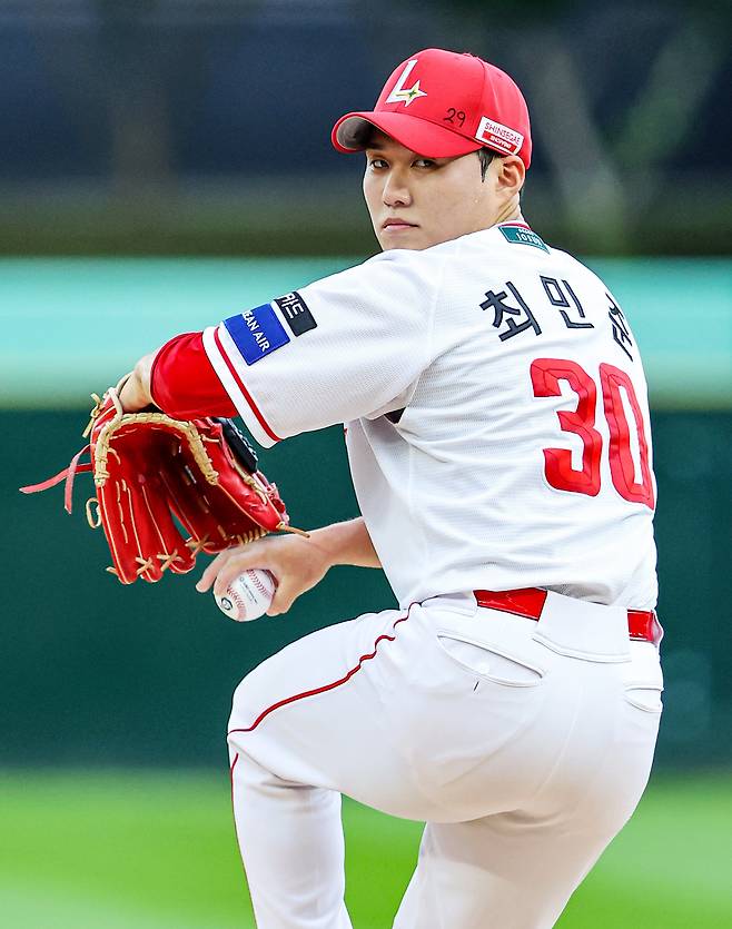 올 시즌 선발과 불펜을 오가는 스윙맨으로 좋은 활약을 이어가고 있는 최민준의 투구 모습. SSG 제공