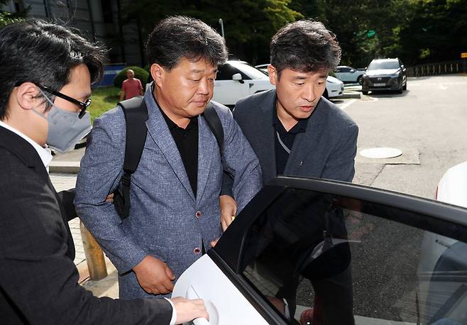 건진법사 전성배씨에게 국민의힘 공천을 청탁한 혐의를 받는 박창욱 경북도의원(당시 후보자)이 2025년 9월 15일 서울 중앙지법에서 구속 전 피의자 심문(영장실질심사)을 마치고 법원을 나서고 있다. / 사진=연합뉴스