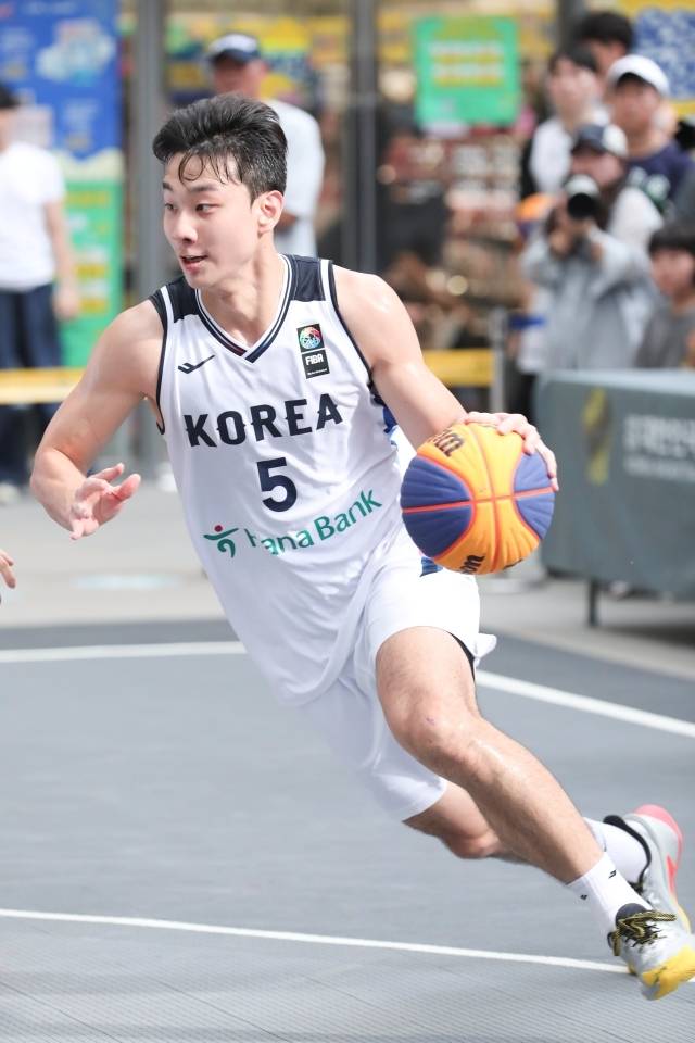 큰 대회에서 유독 더 강해지는 이주영. 그는 다가올 아시안게임 역시 정상을 바라보고 있다. 준비도 완벽하다. 3x3 아시아컵, 네이션스리그 등 다양한 국제대회에서 좋은 성적을 거뒀고 최근 열린 KBA 프라임리그 5차 대회에서도 4번째 전승 우승을 이뤘다. 프로 데뷔 전, 마지막 미션은 아시안게임 금메달이다. 사진=대한민국농구협회 제공