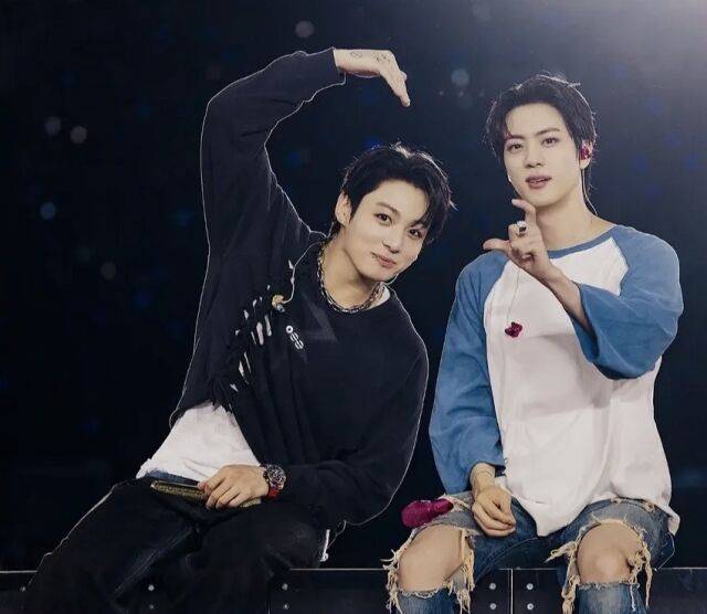 Jungkook (à esquerda) e Jin do BTS / Mídias Sociais