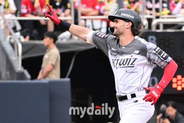 21일 오후 경기도 수원KT위즈파크 진행된 '2026 신한 SOL KBO 리그' 기아 타이거즈 - 수원 KT 위즈의 경기. KT 힐리어드가 1회초 2사 기아 김태형을 상대로 솔로포를 때린 뒤 기뻐하고 있다./마이데일리