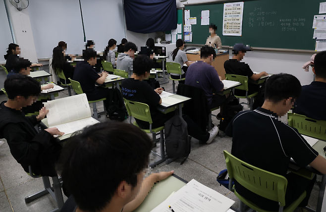 2027학년도 대학수학능력시험 9월 모의평가 시행일인 2일 오전 서울 광진구 광남고등학교에서 수험생들이 시험 준비를 하고 있다. [사진공동취재단]