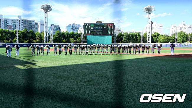 [OSEN=목동, 최규한 기자] 12일 오후 서울 목동야구장에서 ‘제54회 봉황대기 전국고교야구대회’ 1회전 인천고와 배재고의 경기가 열렸다.부적절한 응원 구호로 징계를 받은 배재고 야구부는 광주제일고를 방문해 직접 사과했고, 대한체육회 스포츠공정위원회 징계 재심 청구 끝에 출전정지를 1개월로 감경받아 이번 대회에 나서게 됐다.배재고 야구부 선수들이 경기를 앞두고 관중석을 향해 인사를 전하고 있다. 2026.08.12 / dreamer@osen.co.kr