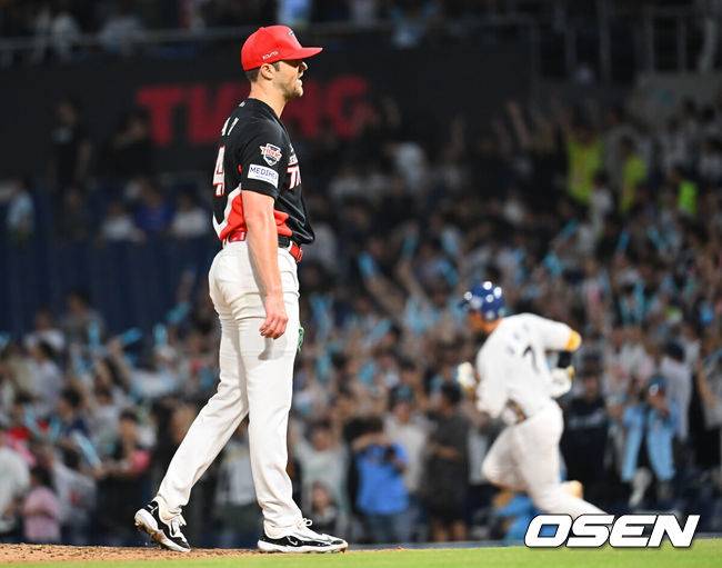 [OSEN=창원, 이석우 기자] 1일 창원NC파크에서 2026 신한 SOL KBO 리그 NC 다이노스와 KIA 타이거즈의 경기가 열렸다. 홈팀 NC는 구창모가, 방문팀 KIA는 네일이 선발 출전했다. KIA 타이거즈 네일이 5회말 1사 NC 다이노스 김주원에게 우월 솔로 홈런을 맞고 아쉬워하고 있다. 2026.09.01 / foto0307@osen.co.kr