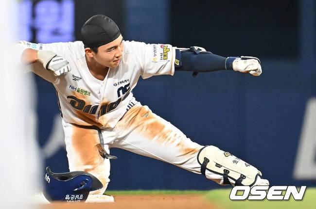 [OSEN=창원, 이석우 기자] 2일 창원NC파크에서 2026 신한 SOL KBO 리그 NC 다이노스와 KIA 타이거즈의 경기가 열렸다. 홈팀 NC는 토다가, 방문팀 KIA는 시라카와가 선발 출전했다. NC 다이노스 김휘집이 4회말 1사 1,2루 역전 우중간 1타점 적시타를 치고 2루에서 세리머니를 하고 있다. 2026.09.02 / foto0307@osen.co.kr