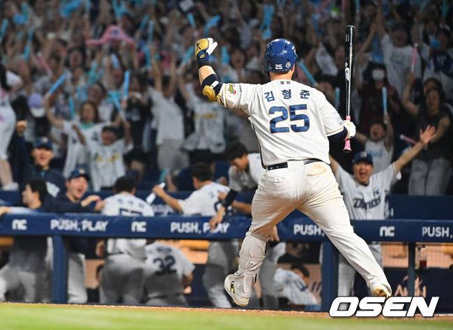 [OSEN=창원, 이석우 기자] 2일 창원NC파크에서 2026 신한 SOL KBO 리그 NC 다이노스와 KIA 타이거즈의 경기가 열렸다. 홈팀 NC는 토다가, 방문팀 KIA는 시라카와가 선발 출전했다. NC 다이노스 김형준이 9회말 2사 만루 끝내기 밀어내기 볼넷을 얻어내고 기뻐하고 있다. 2026.09.02 / foto0307@osen.co.kr