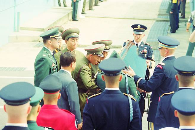 1999년 8월 25일 판문점에서 북한군이 수해 때 남측으로 떠내려온 북한군 시신 1구를 유엔군 측으로부터 인계받아 이동을 준비하고 있다. 이제원 기자