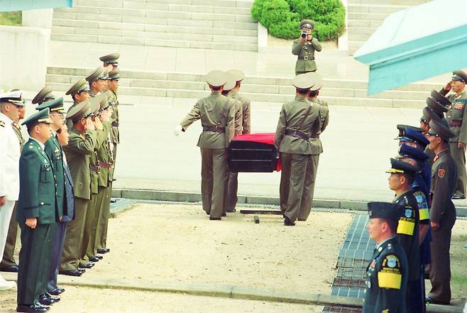 1999년 8월 25일 판문점에서 북한군이 수해 때 남측으로 떠내려온 북한군 시신 1구를 유엔군 측으로부터 인계받아 이동하고 있다. 이제원 기자