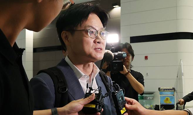 G20 혁신장관회의 참석 및 한미 경제협력 확대 위해 김정관 산업통상부 장관이 지난 1일 인천국제공항 제2여객터미널을 통해 미국으로 출국하며 취재진 질문에 답변하고 있다. 뉴시스