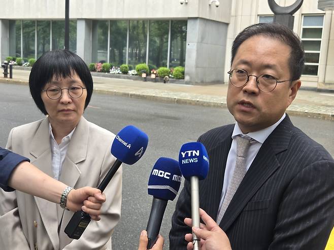 미국 현지 로펌 SJKP 소속의 김정선(왼쪽)·길병준 변호사가 1일(현지 시간) 미국 뉴욕 브루클린에 위치한 뉴욕동부연방지방법원 앞에서 기자회견을 하고 있다. SJKP는 쿠팡 개인정보 유출 사건 피해자들을 대리해 미국에서 집단소송을 진행하는 법무법인 대륜의 현지 협력 로펌이다. 뉴욕=윤경환 특파원