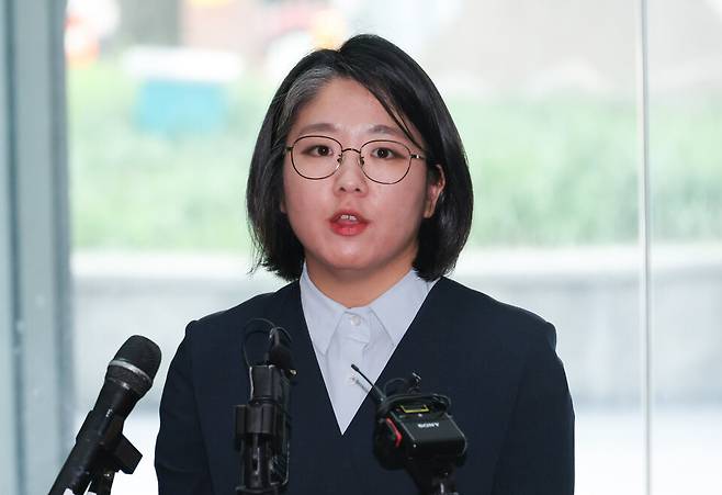 용혜인&nbsp;성평등가족부 장관 후보자가 2일 서울 서대문구에 마련된 인사청문회 준비 사무실로 출근하며 취재진의 질문에 답하고 있다. ⓒ연합뉴스
